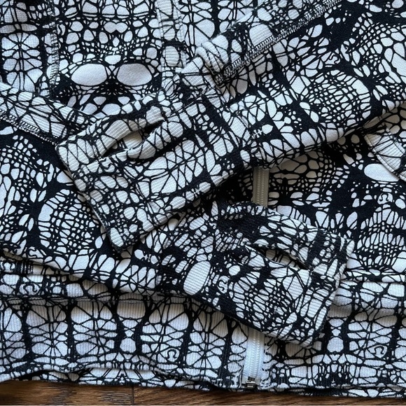 [lululemon] Scuba Hoodie -  White Black Glacier Lace Print - 6 - Picture 6 of 9